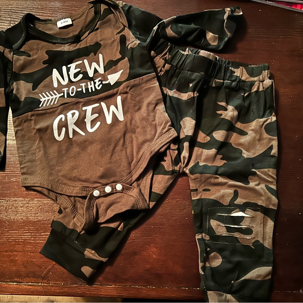 NWOT-Camouflage Baby Outfit Set